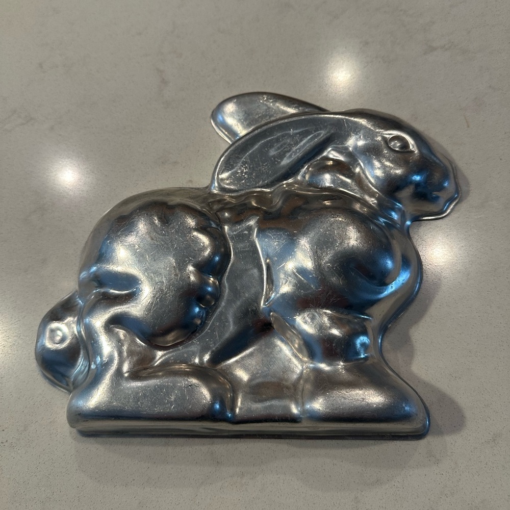 VTG silver bunny cake mold